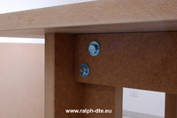 Dettaglio del nodo trave montante ove si congiungono incastri, spine e bulloni